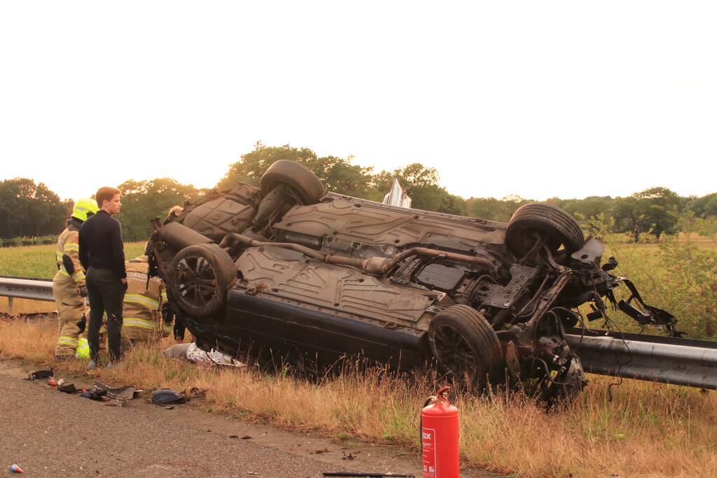 Auto belandt 180 graden gedraaid op de kop tegen vangrail