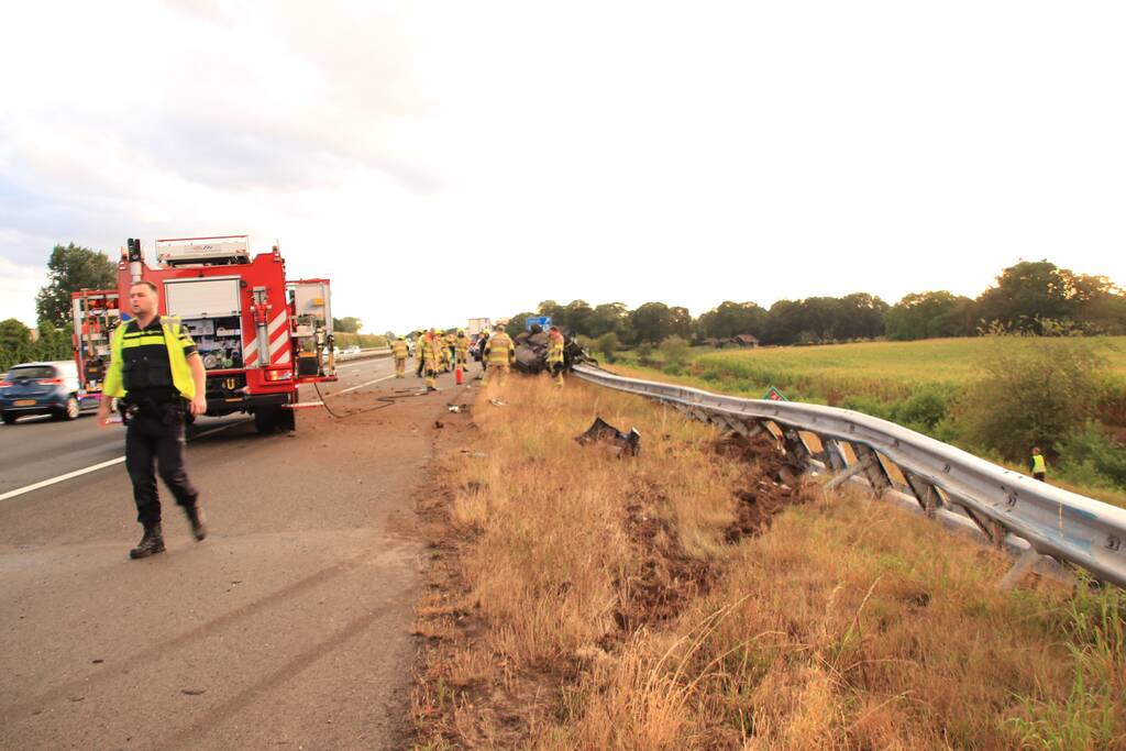 Auto belandt 180 graden gedraaid op de kop tegen vangrail