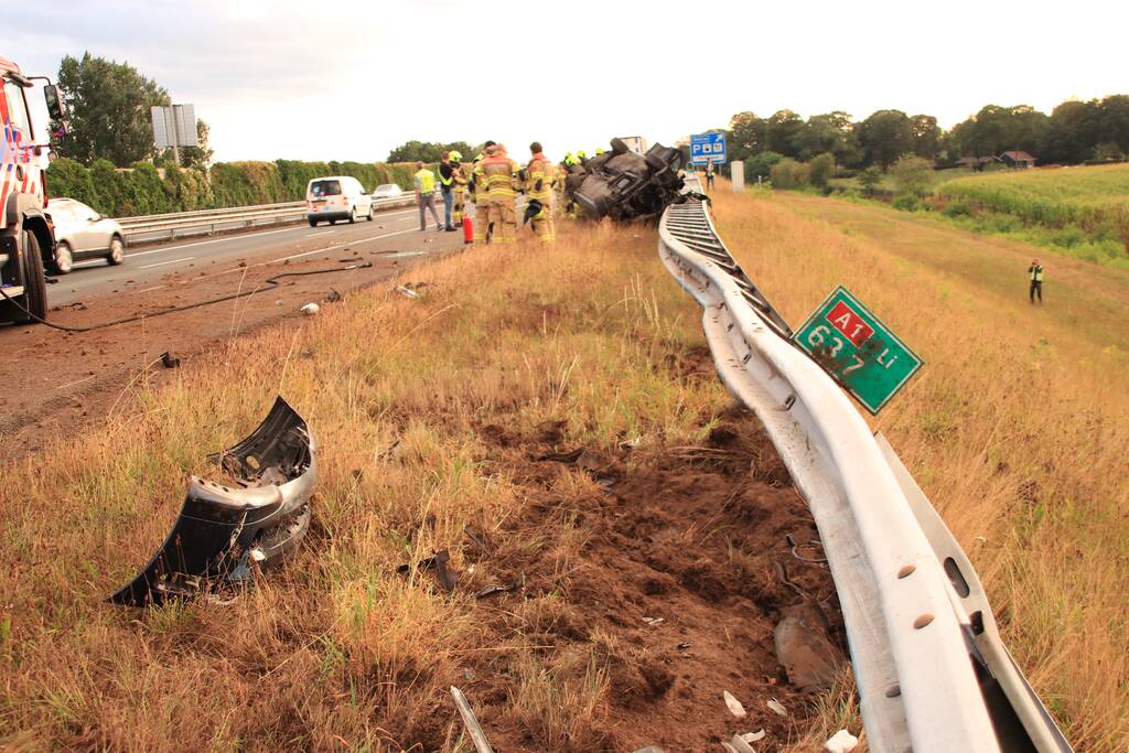 Auto belandt 180 graden gedraaid op de kop tegen vangrail