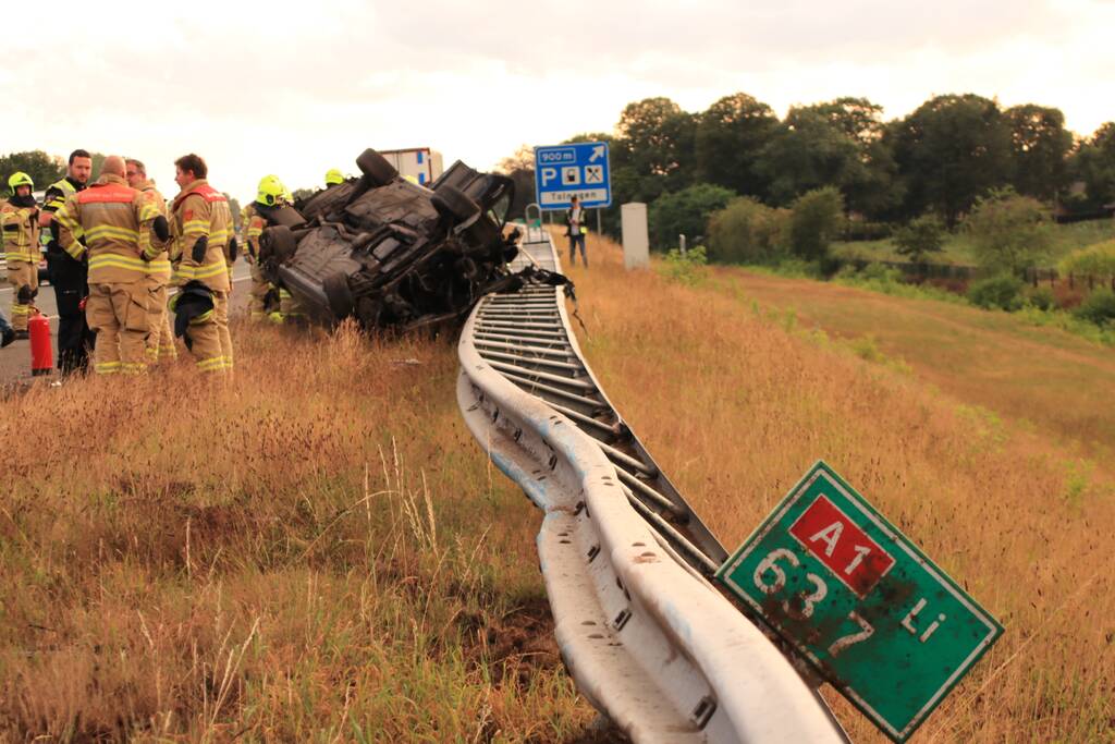 Auto belandt 180 graden gedraaid op de kop tegen vangrail