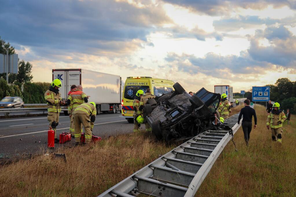 Auto belandt 180 graden gedraaid op de kop tegen vangrail
