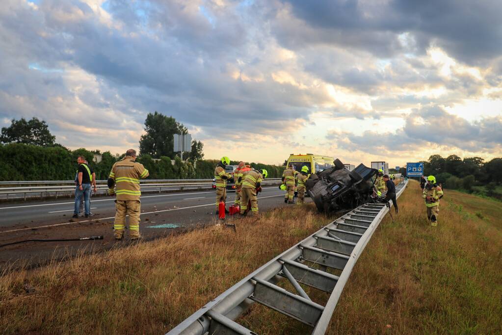Auto belandt 180 graden gedraaid op de kop tegen vangrail