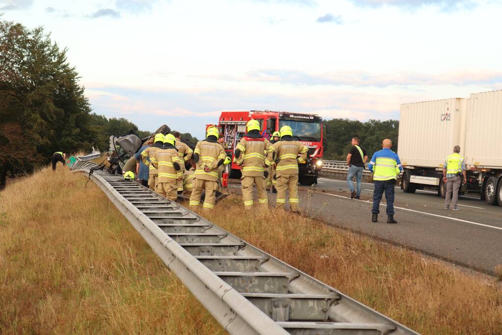 Auto belandt 180 graden gedraaid op de kop tegen vangrail
