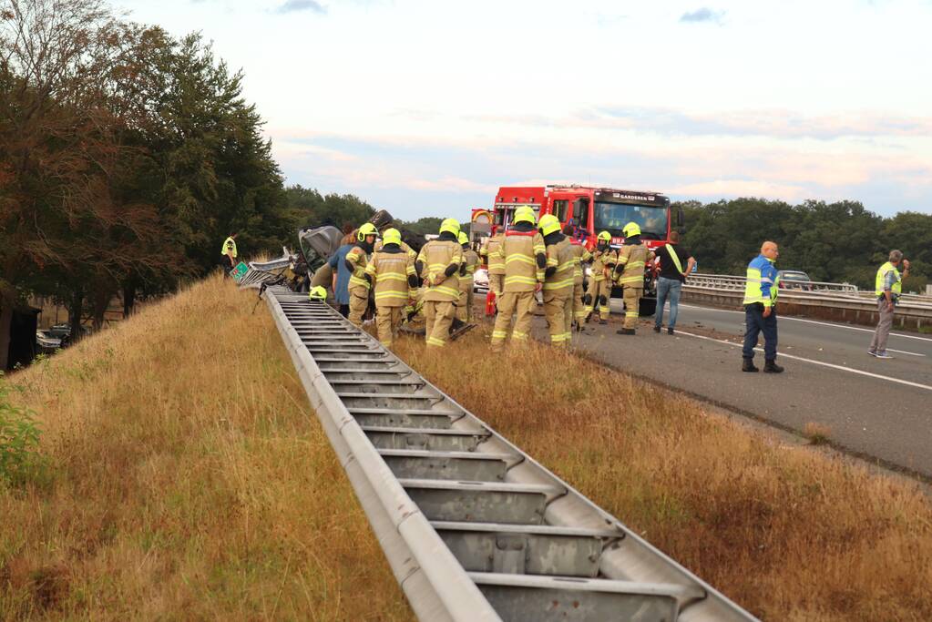 Auto belandt 180 graden gedraaid op de kop tegen vangrail