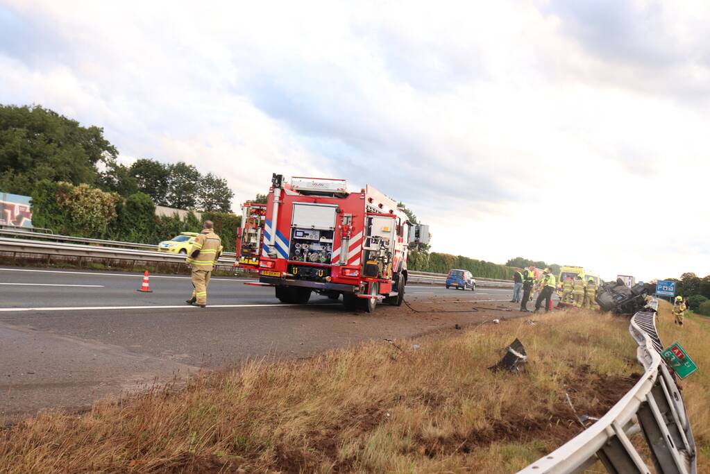 Auto belandt 180 graden gedraaid op de kop tegen vangrail
