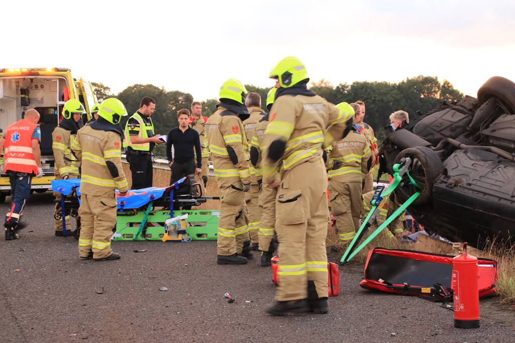 Auto belandt 180 graden gedraaid op de kop tegen vangrail