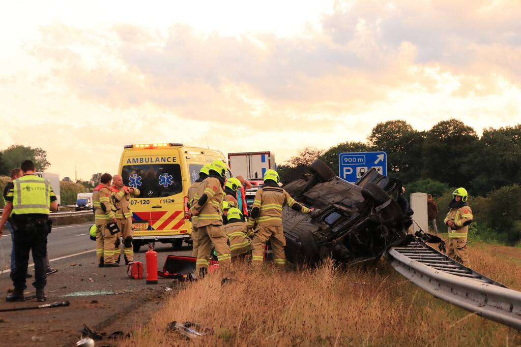 Auto belandt 180 graden gedraaid op de kop tegen vangrail