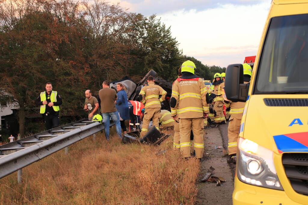 Auto belandt 180 graden gedraaid op de kop tegen vangrail