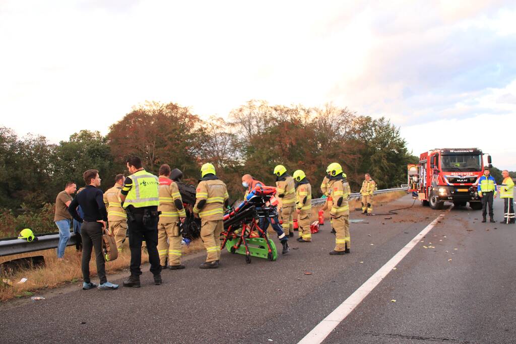 Auto belandt 180 graden gedraaid op de kop tegen vangrail