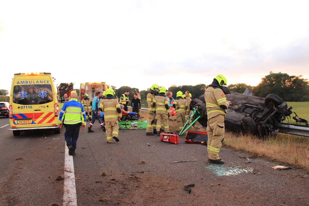 Auto belandt 180 graden gedraaid op de kop tegen vangrail