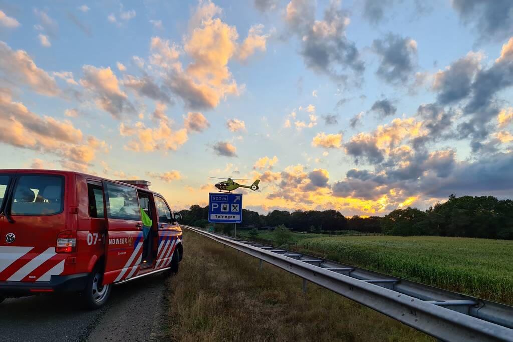 Auto belandt 180 graden gedraaid op de kop tegen vangrail