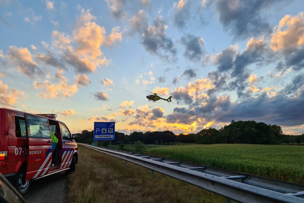Auto belandt 180 graden gedraaid op de kop tegen vangrail