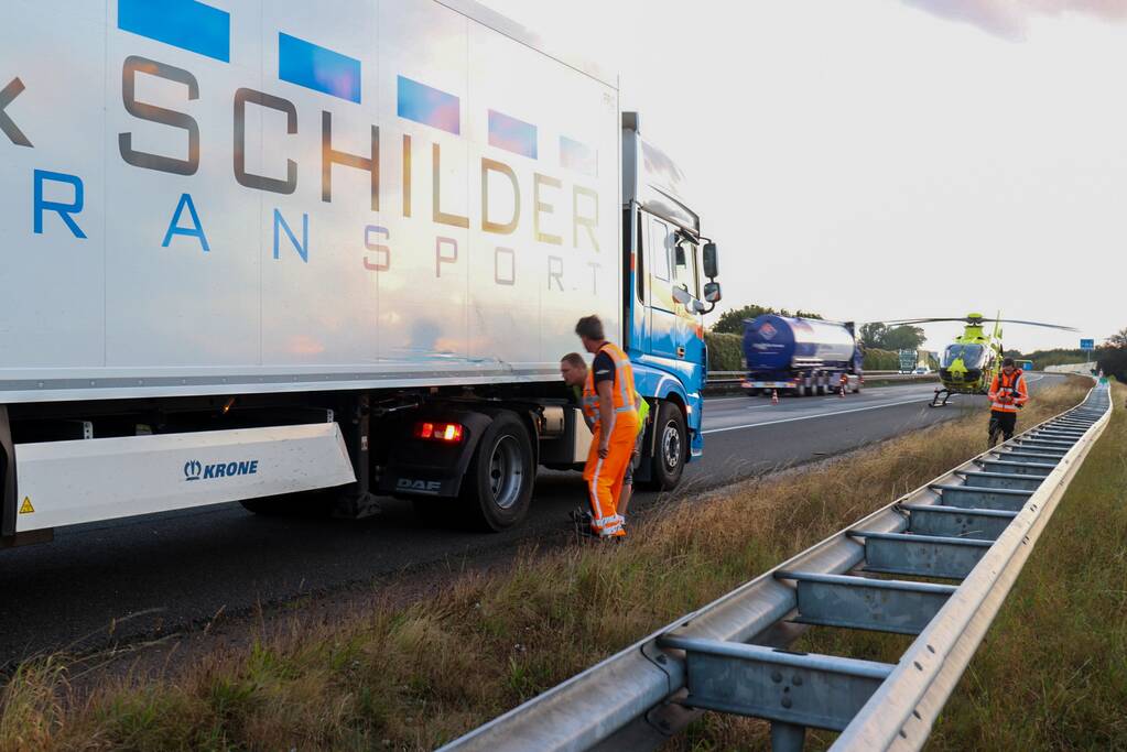 Auto belandt 180 graden gedraaid op de kop tegen vangrail