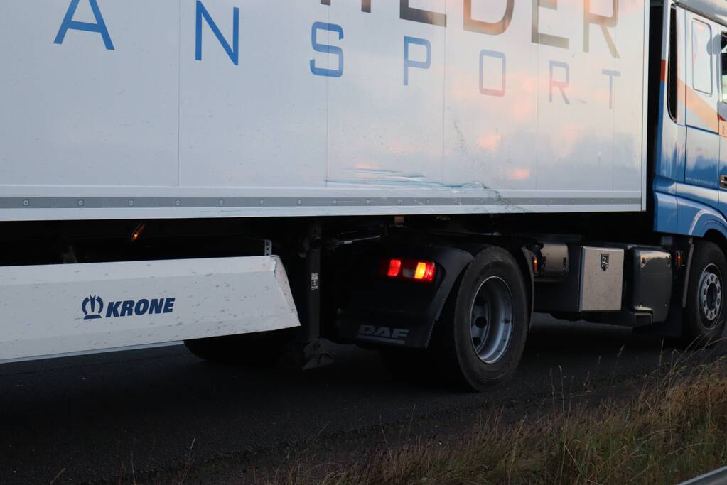 Auto belandt 180 graden gedraaid op de kop tegen vangrail