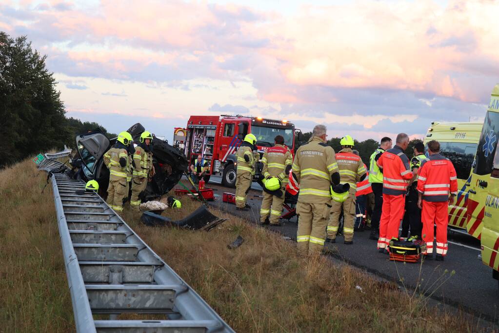 Auto belandt 180 graden gedraaid op de kop tegen vangrail