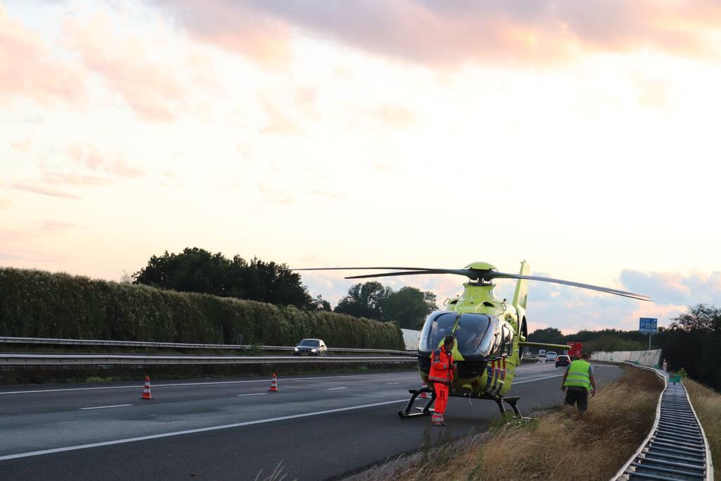 Auto belandt 180 graden gedraaid op de kop tegen vangrail