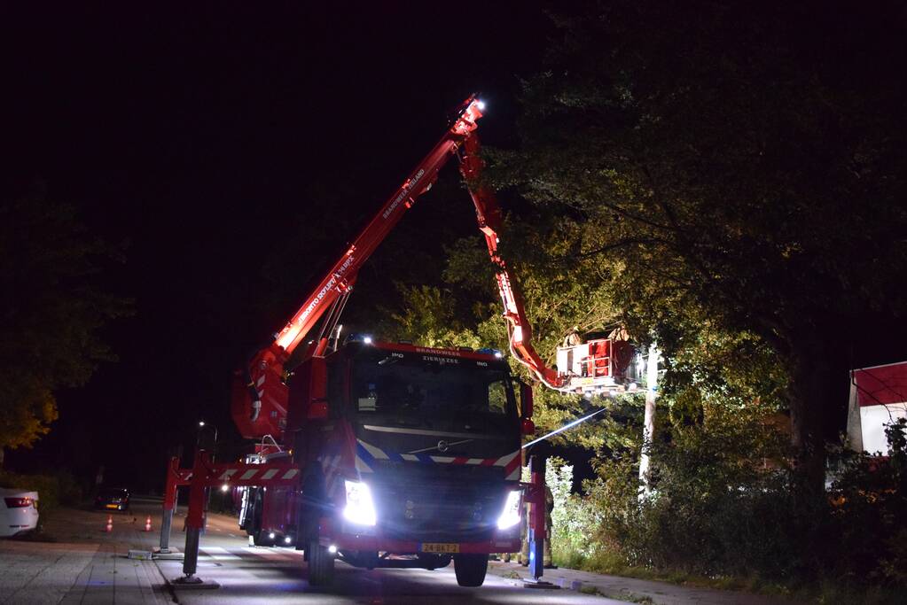 Boom valt op aanbouw van woning