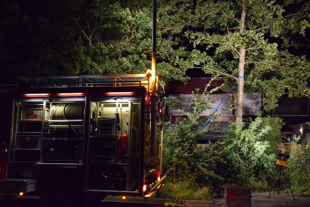 Boom valt op aanbouw van woning
