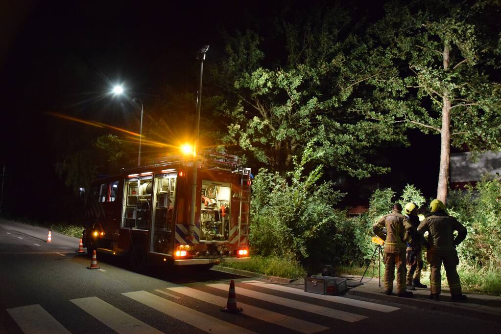 Boom valt op aanbouw van woning