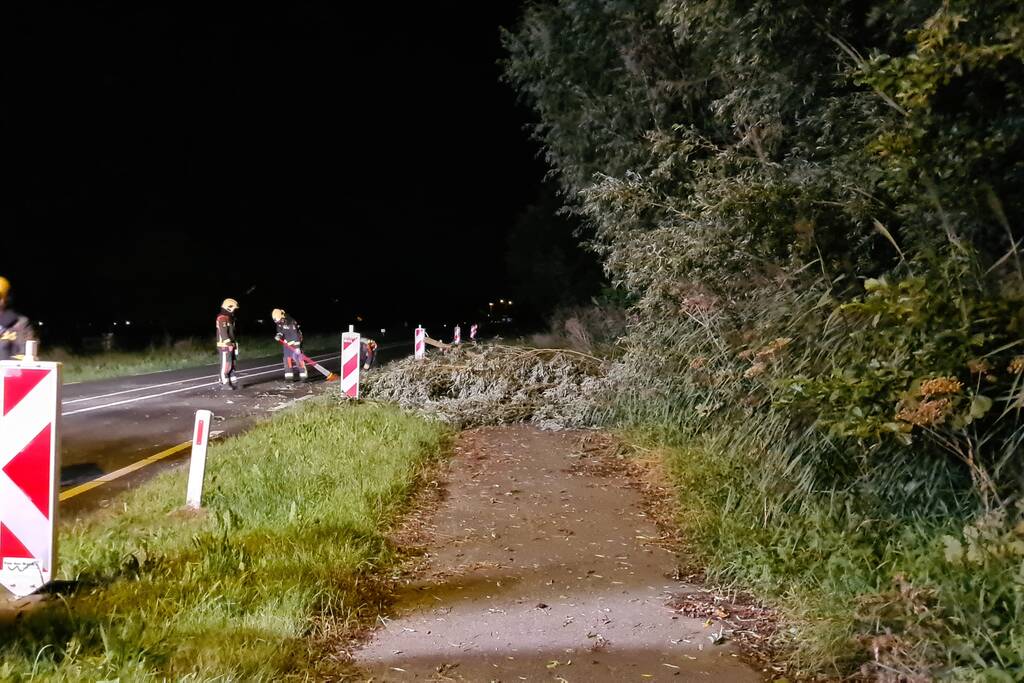 Boom waait omver en verspert de weg