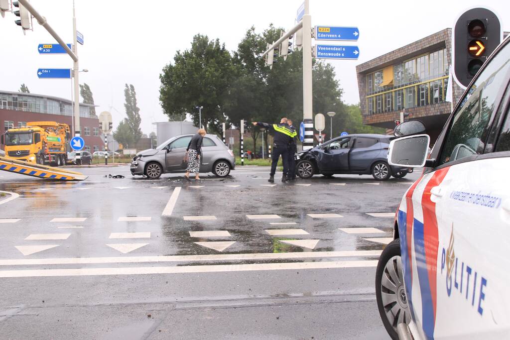 Twee auto's botsen op elkaar op kruising