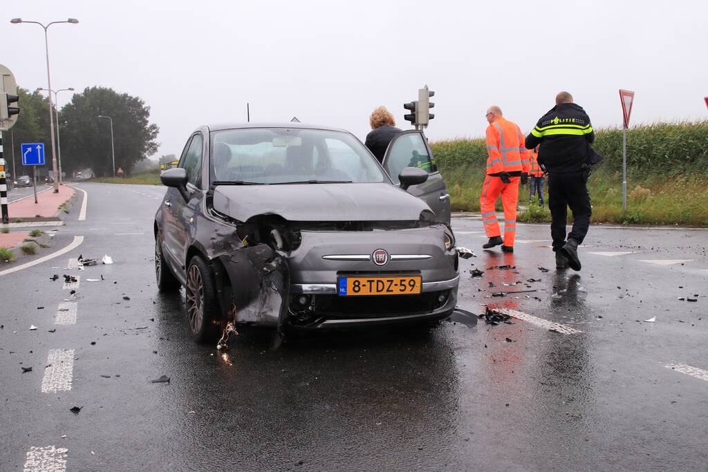 Twee auto's botsen op elkaar op kruising