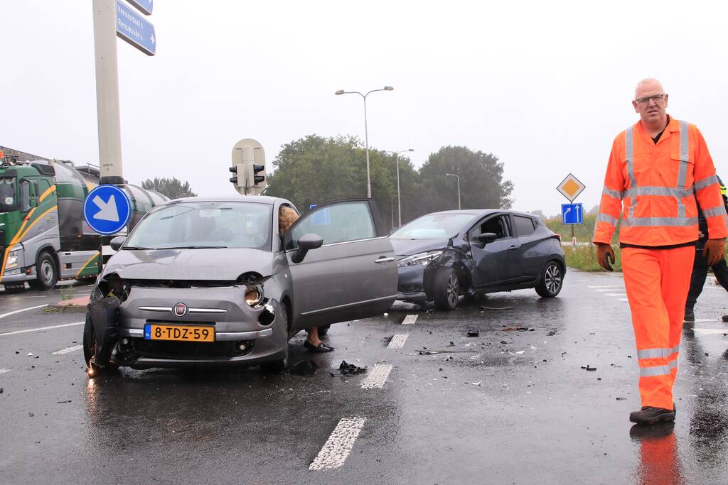 Twee auto's botsen op elkaar op kruising