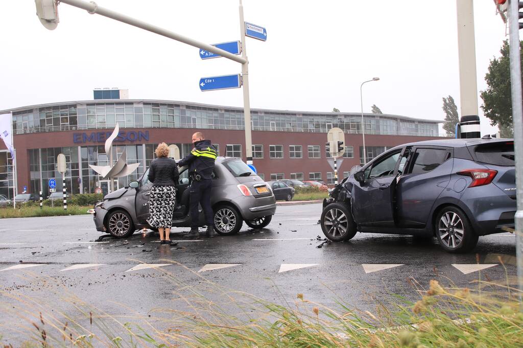Twee auto's botsen op elkaar op kruising