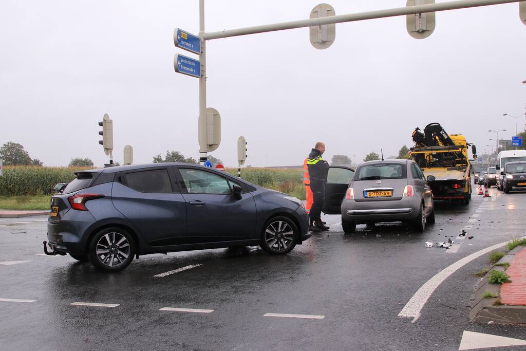 Twee auto's botsen op elkaar op kruising