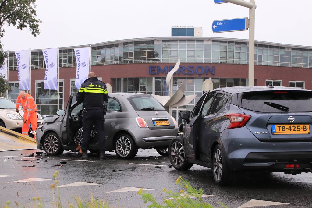 Twee auto's botsen op elkaar op kruising
