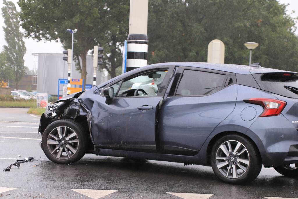 Twee auto's botsen op elkaar op kruising