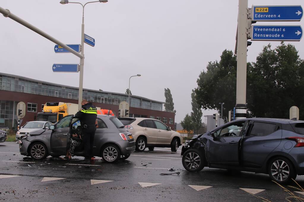 Twee auto's botsen op elkaar op kruising