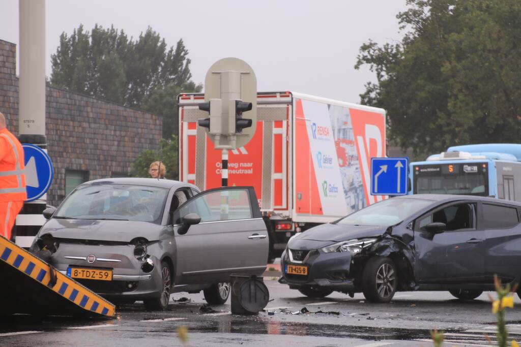 Twee auto's botsen op elkaar op kruising