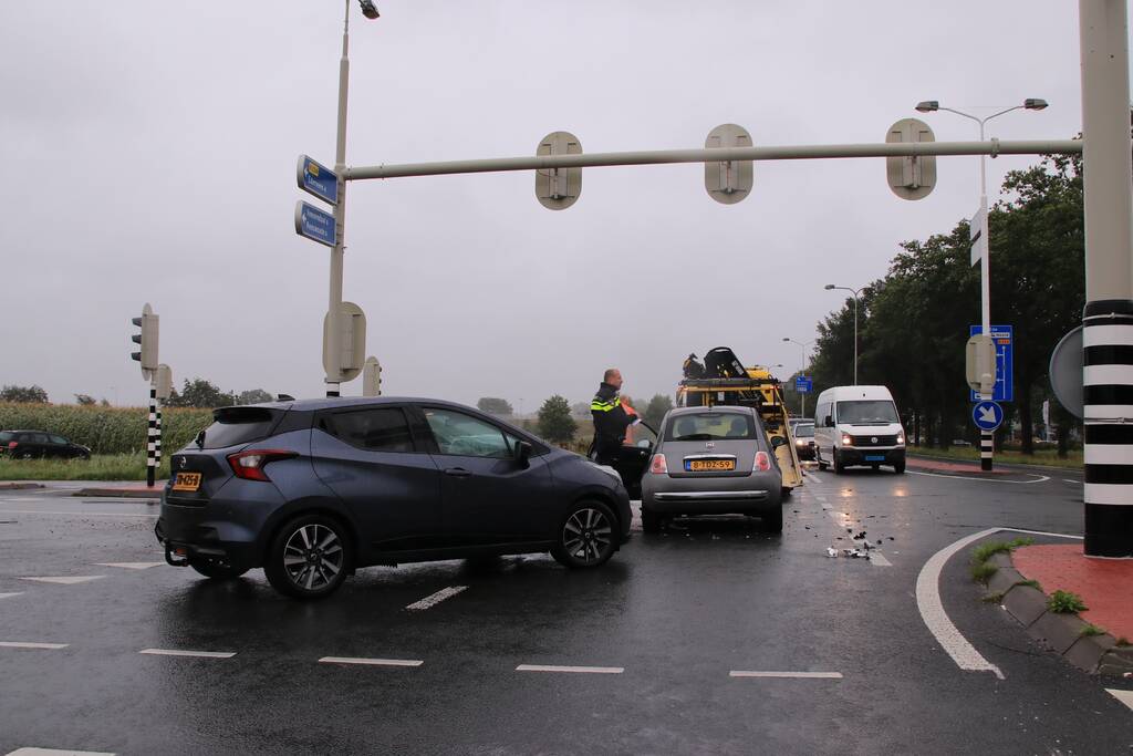 Twee auto's botsen op elkaar op kruising