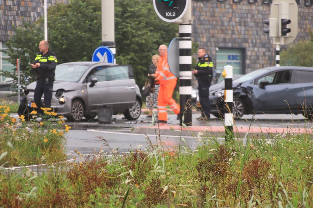 Twee auto's botsen op elkaar op kruising