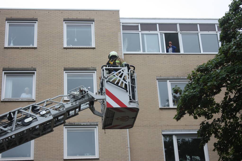 Loshangende takken verwijderd voor ingang