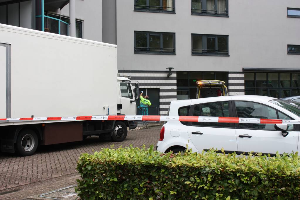 Overleden persoon voor appartementencomplex aangetroffen