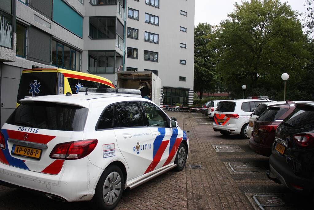 Overleden persoon voor appartementencomplex aangetroffen
