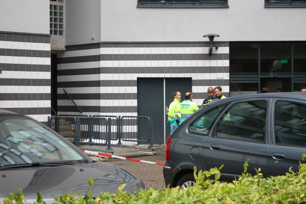 Overleden persoon voor appartementencomplex aangetroffen