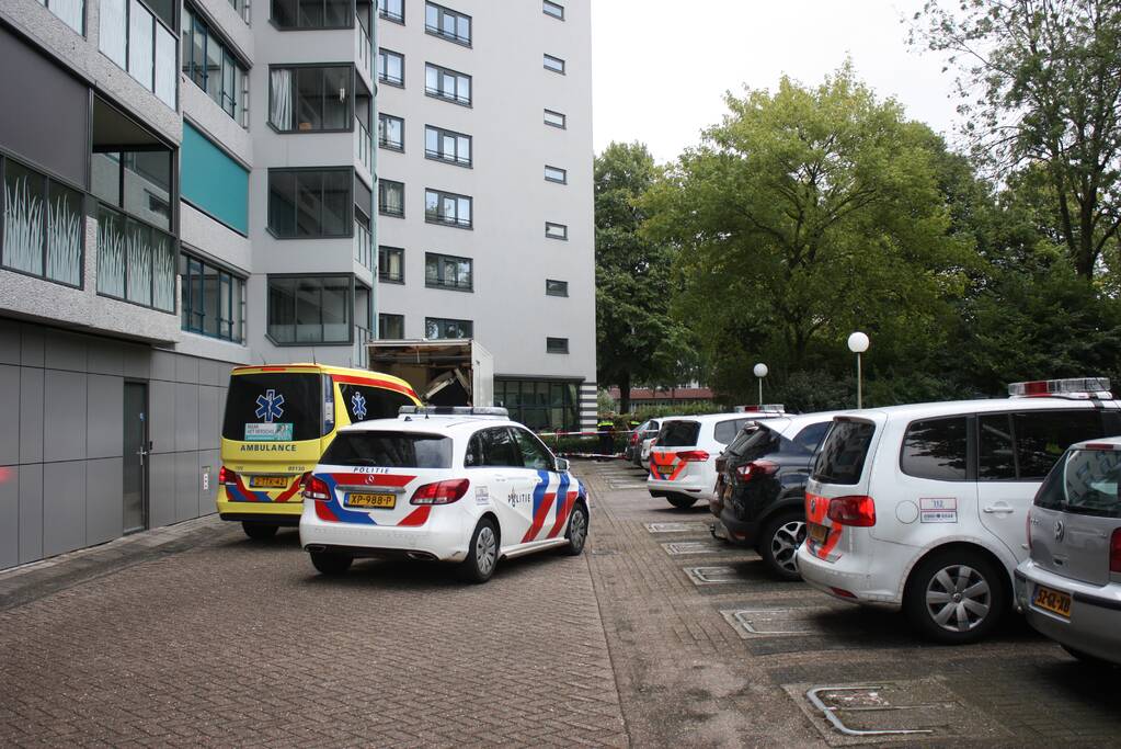Overleden persoon voor appartementencomplex aangetroffen