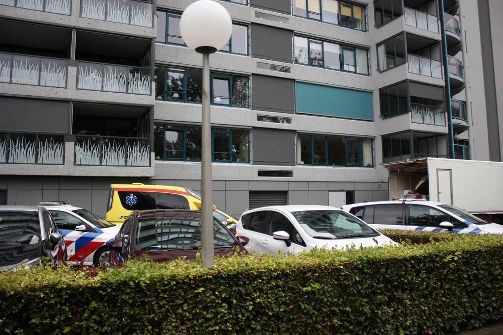Overleden persoon voor appartementencomplex aangetroffen