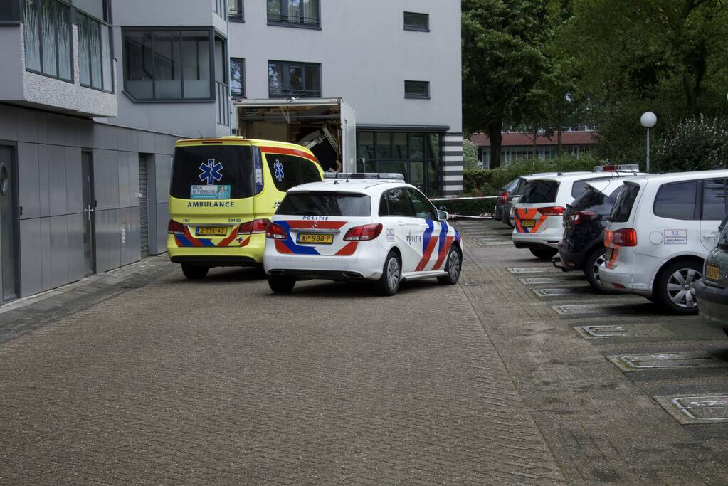 Overleden persoon voor appartementencomplex aangetroffen