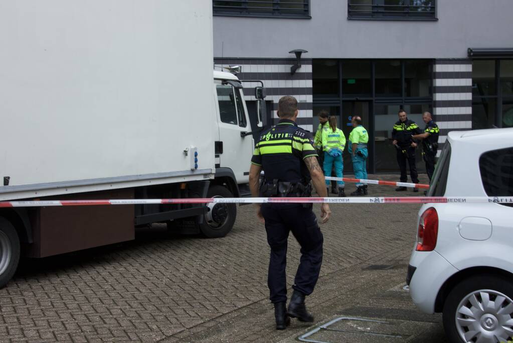 Overleden persoon voor appartementencomplex aangetroffen