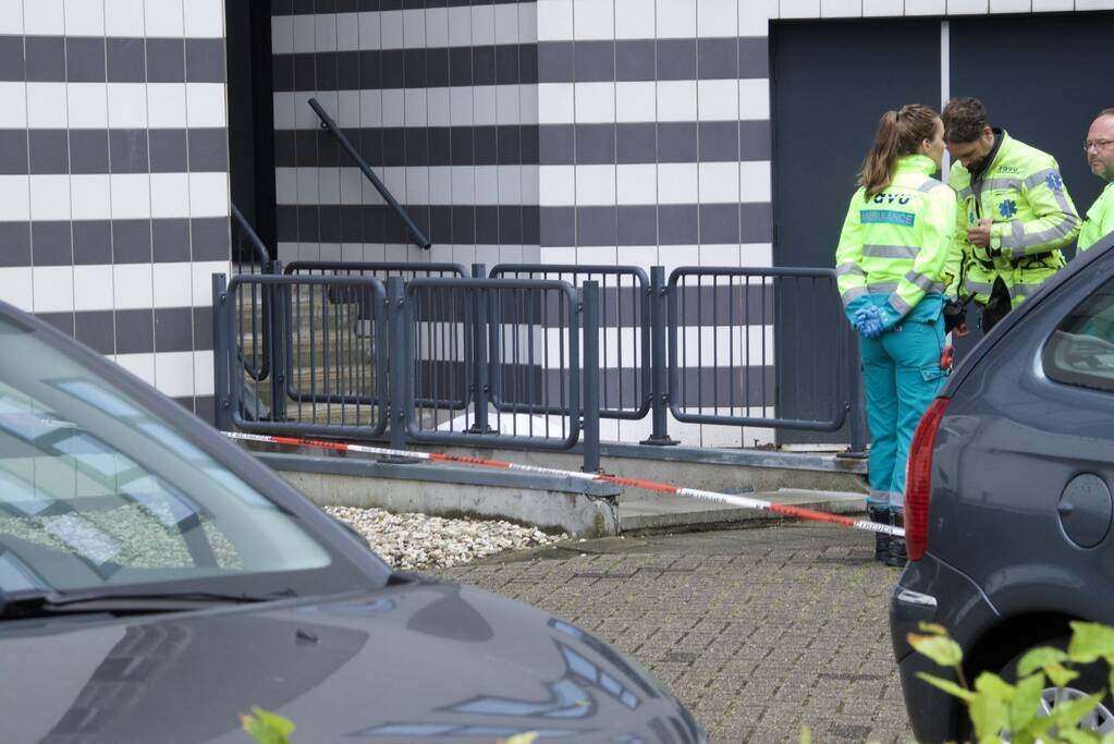 Overleden persoon voor appartementencomplex aangetroffen
