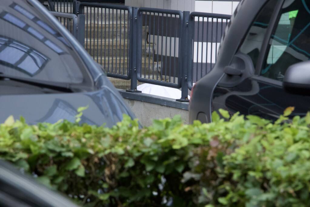 Overleden persoon voor appartementencomplex aangetroffen