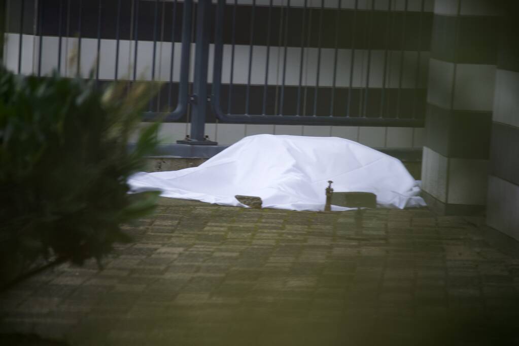 Overleden persoon voor appartementencomplex aangetroffen