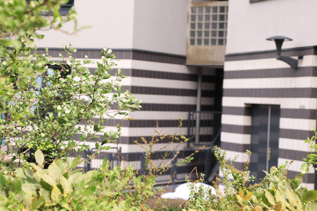 Overleden persoon voor appartementencomplex aangetroffen