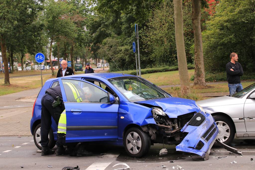 Veel schade bij verkeersongeval met drie auto's