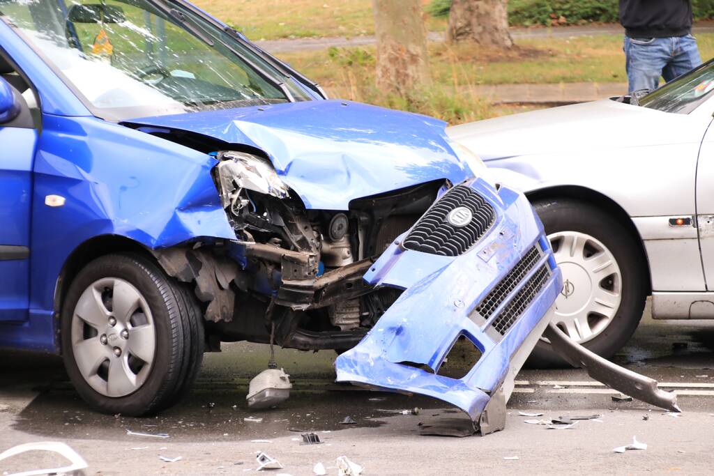 Veel schade bij verkeersongeval met drie auto's