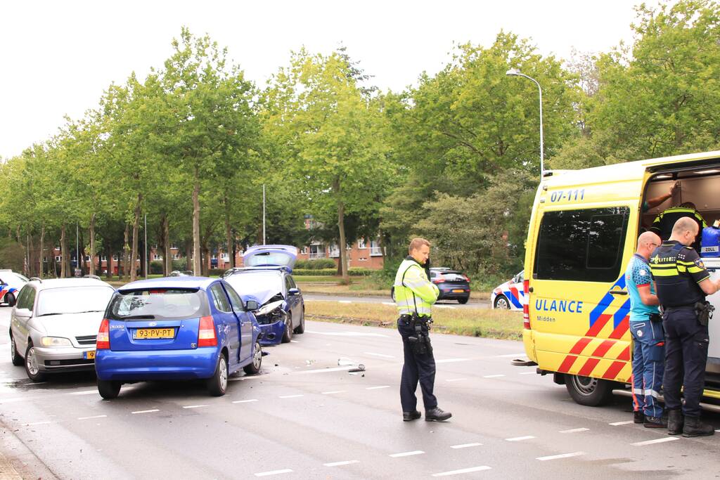 Veel schade bij verkeersongeval met drie auto's